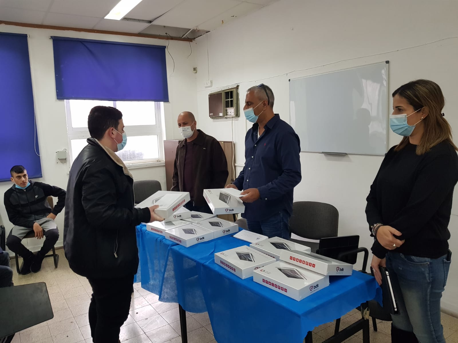 תמונה של חלוקת הטאבלטים