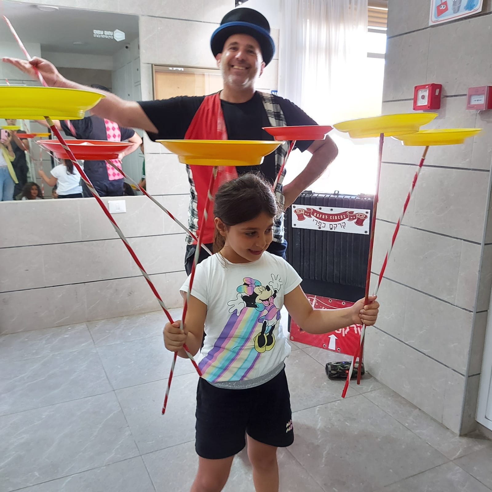 ילדה עם ליצן