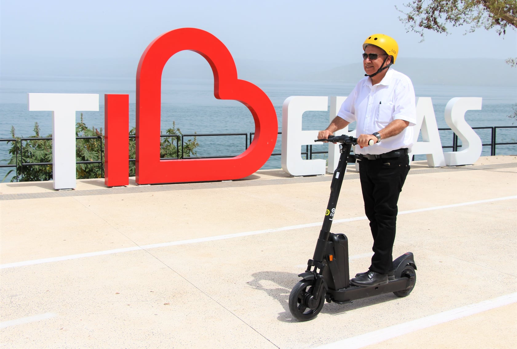 איש נוסעבקורקינט