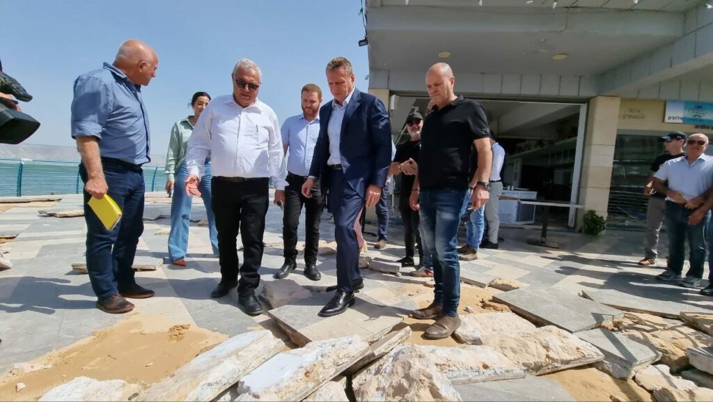 שר התיירות בביקוור בטיילת בוחן את נזקי הסופה מקרוב