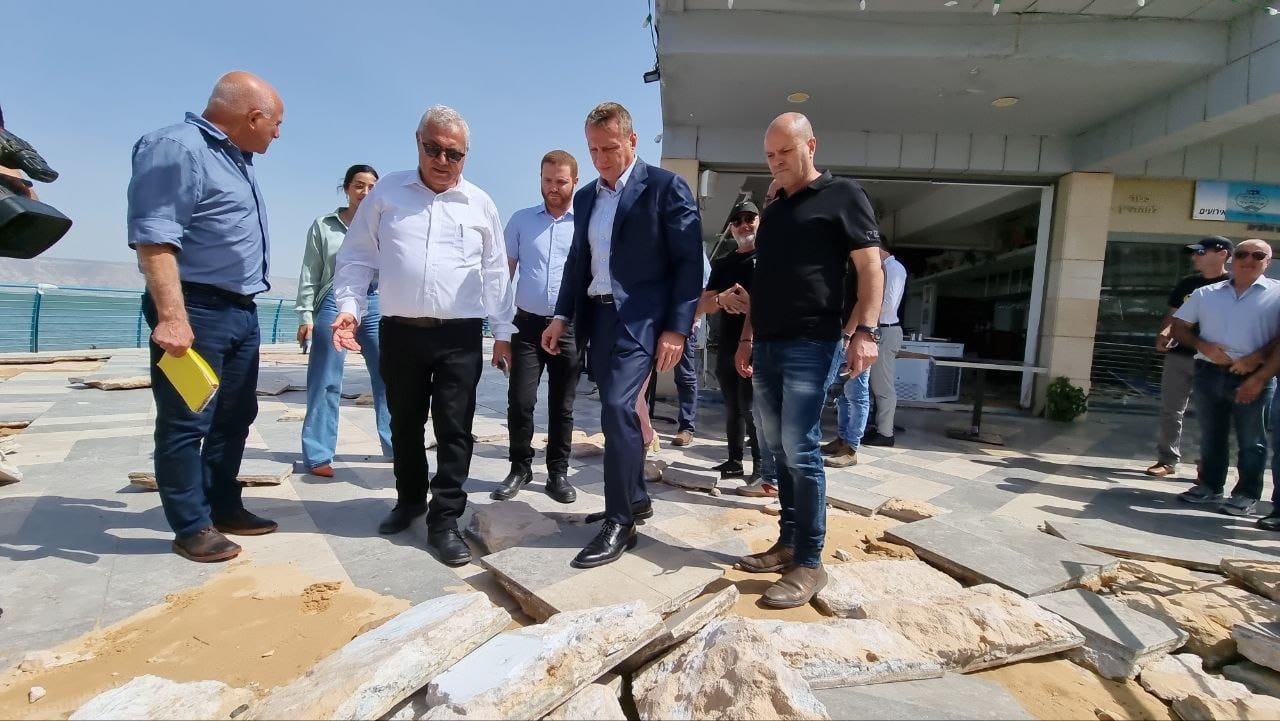 שר התיירות בביקוור בטיילת בוחן את נזקי הסופה מקרוב