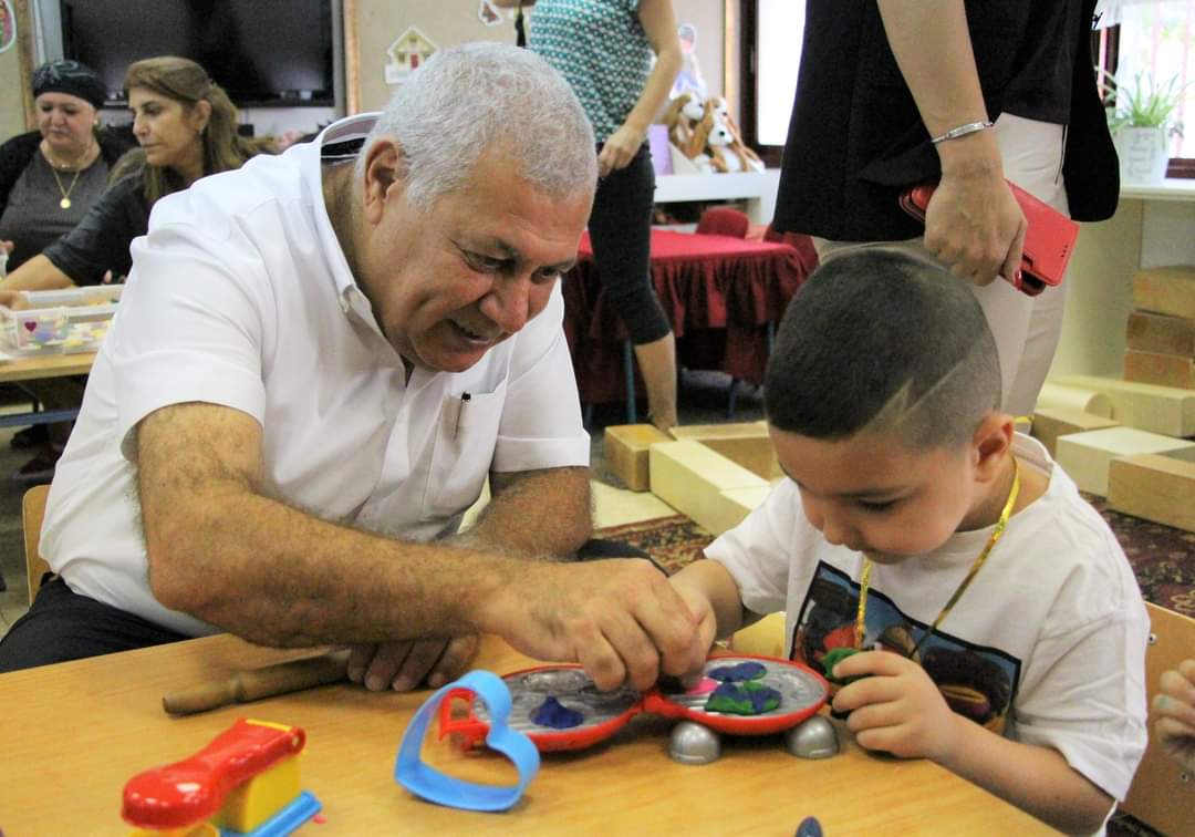 ראש העיר משחק עם ילד במשחק שולחני