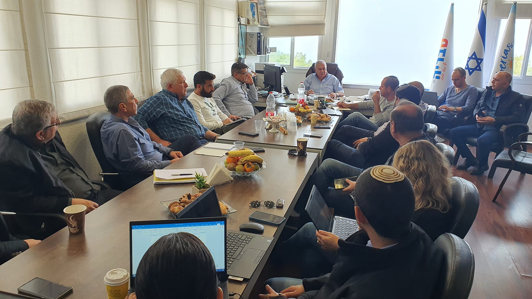ישיבה ראשונה הוצאת הסכם גג לביצוע בשטח