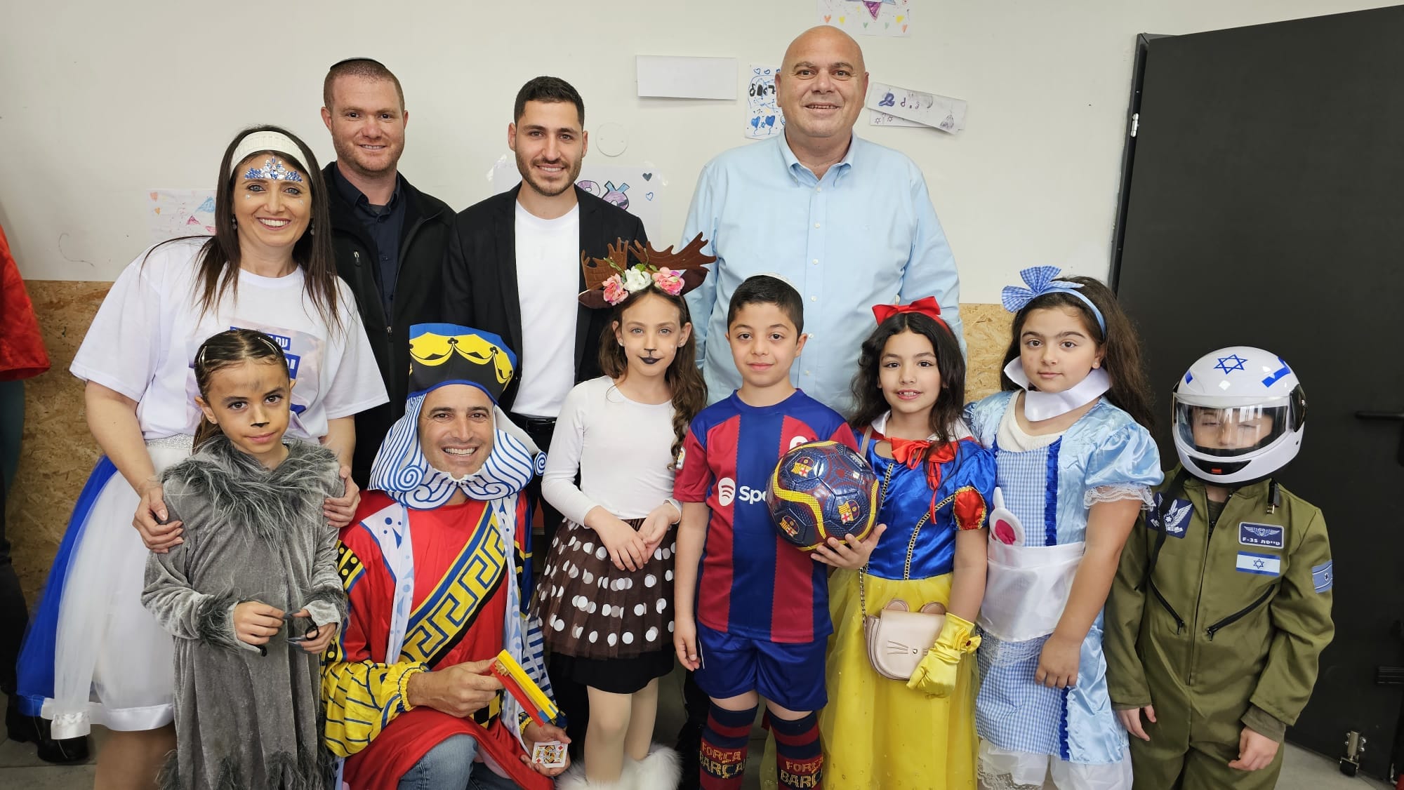 חוגגים פורים בבתי הספר